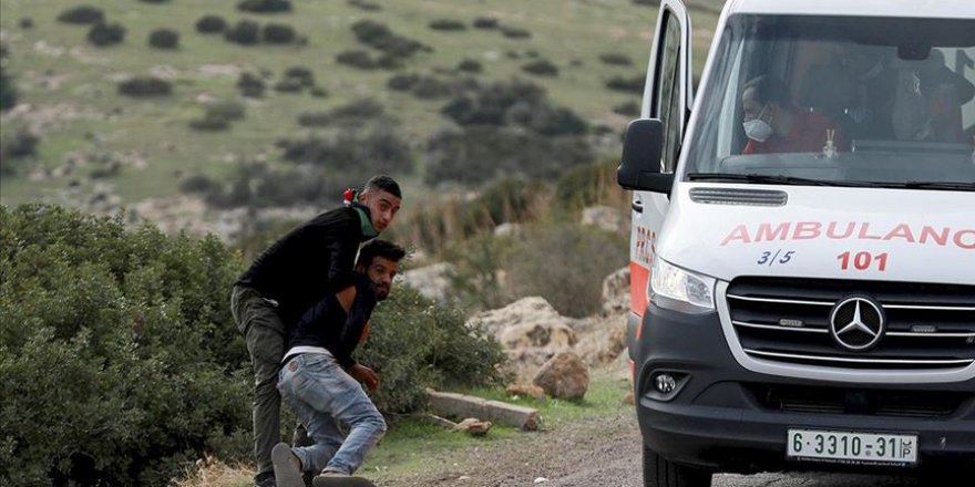 Siyonistler ambulanstaki yaralı Filistinliyi almaya çalıştı