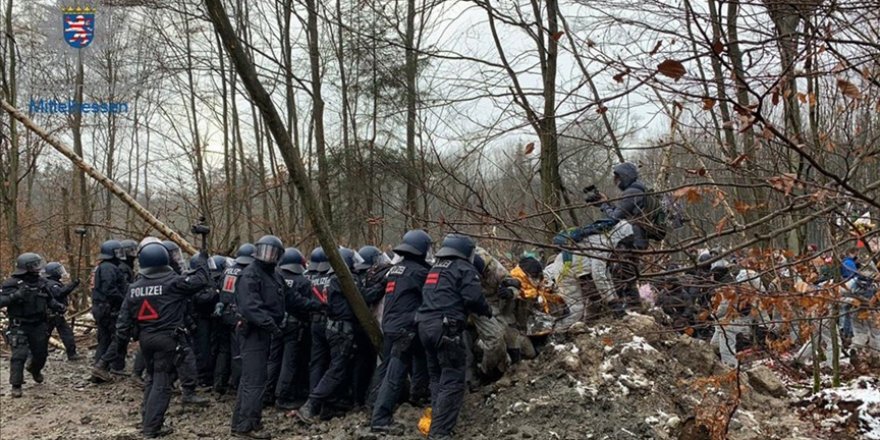 Almanya'da eylem yapan çevrecilere polis müdahalesi