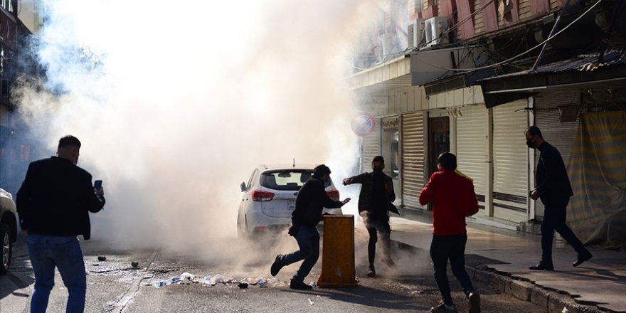 Irak'ın Süleymaniye kentinde protestocular siyasi parti binalarını ateşe verdi