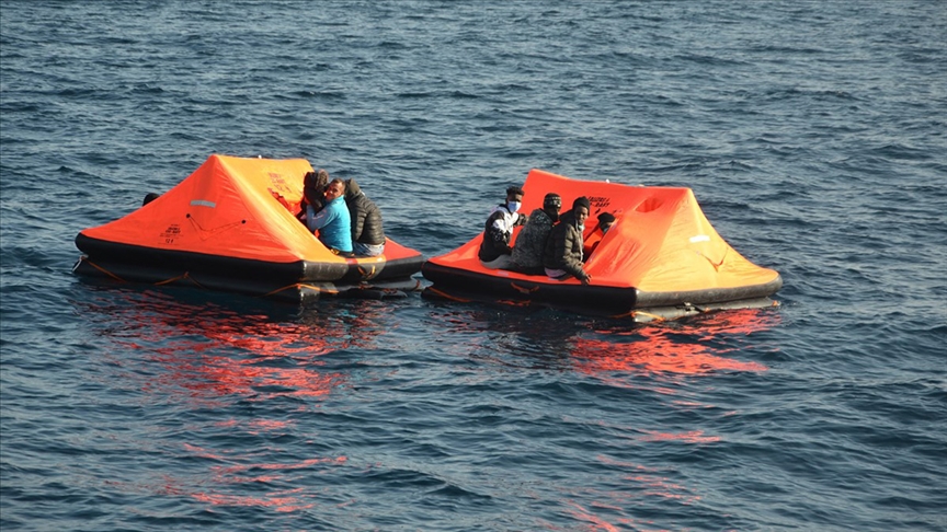 Türkiye kara sularına geri itilen 69 sığınmacı kurtarıldı