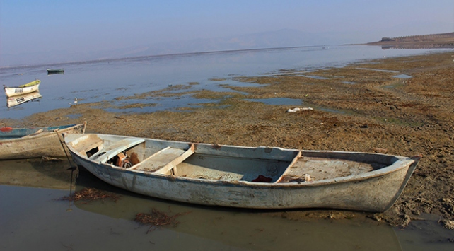 Marmara Gölü'nde derinlik 40 santimetreye düştü