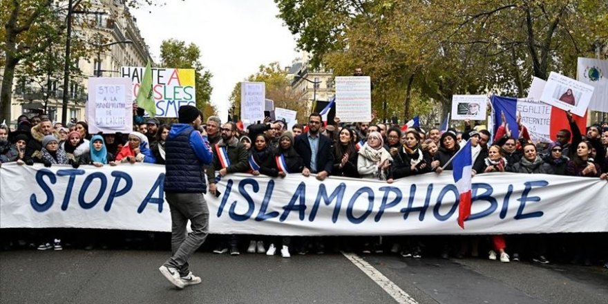 Fransa hükümeti Müslümanları hedef alan yasa tasarısını kabul etti