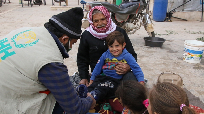 İHH'dan Suriye'de 4 bin çocuğa mont ve ayakkabı yardımı