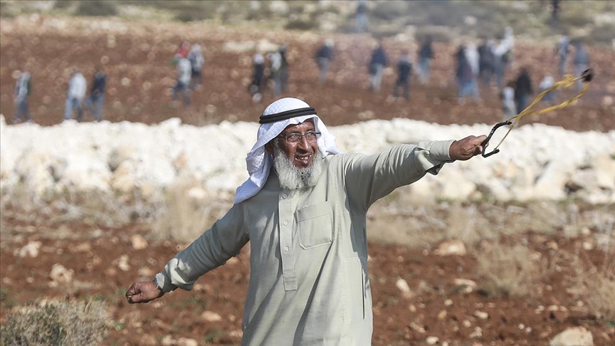 Filistin’in ihtiyar delikanlısı sapanıyla İsrail askerlerine karşı direniyor