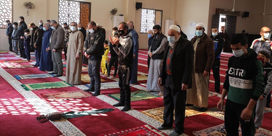 Gazze'de bir aydan uzun süredir kapalı olan camiler yeniden ibadete açıldı