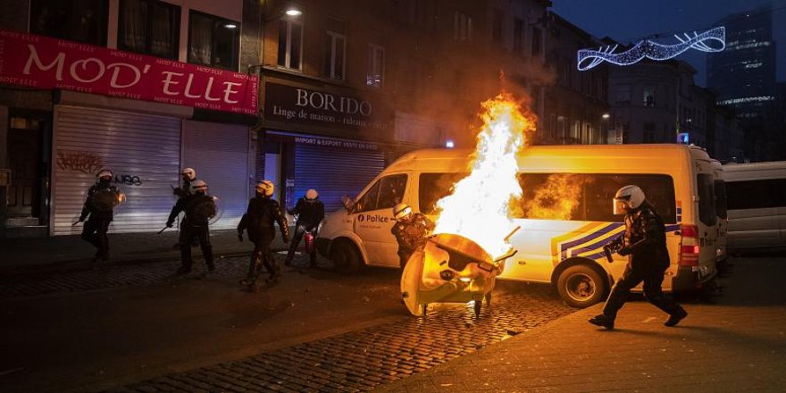 Belçika'da siyahi gencin gözaltında ölmesini protesto eden eylemciler karakolu ateşe verdi