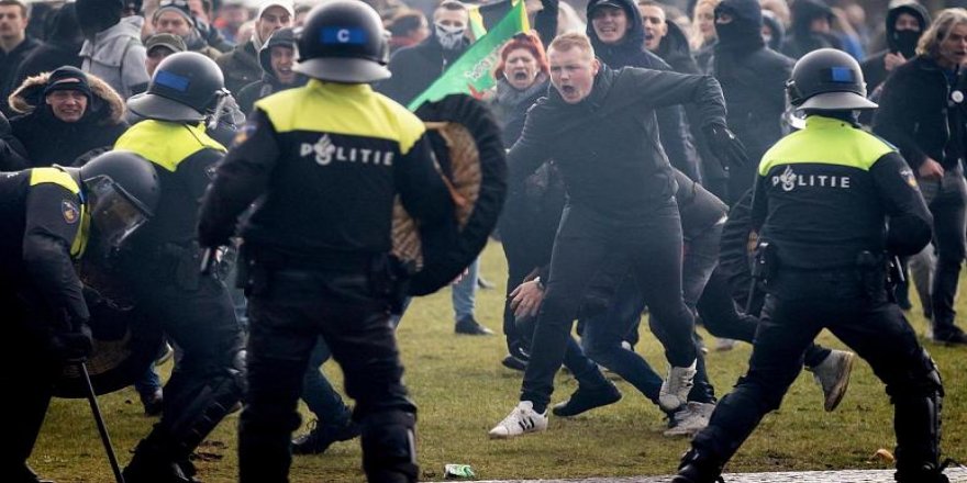 Hollanda'da polisten hükümet karşıtı gösteriye coplu müdahale