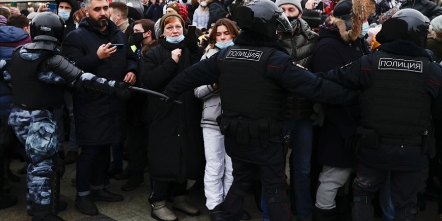 Rusya'da protestolara katılan bazı muhaliflere çeşitli cezalar verildi