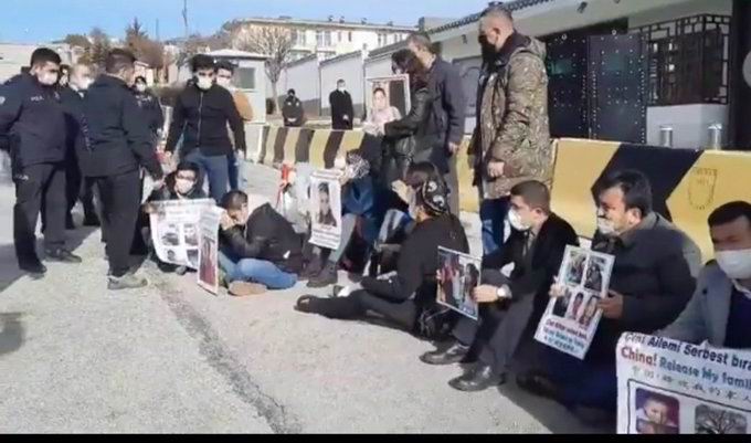 Doğu Türkistanlılardan, Çin’in Ankara Büyükelçiliği’nde direniş nöbeti