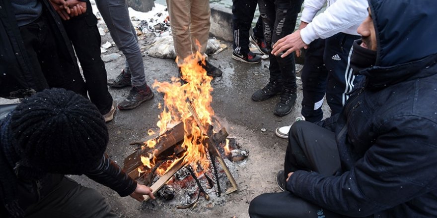 Fransa'da derme çatma çadırlarda kalan göçmenler ısınmak için giysilerini yakıyor