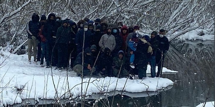 Yunanistan tarafından ölüme terk edilen göçmenler kurtarıldı