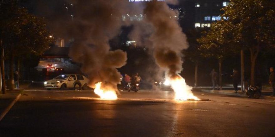 Lübnan'da göstericiler sokakları ateşe verdi