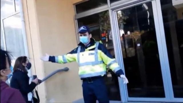 Yunan polisi sığınmacıları kaldıkları otelden zorla tahliye etti