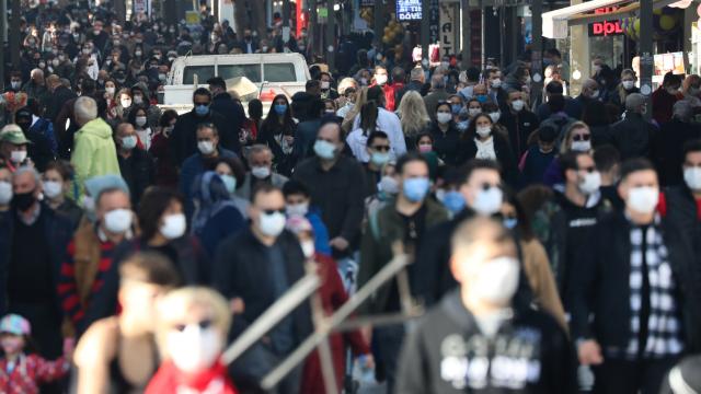 Günlük vaka sayısı yeniden 50 binin altına düştü