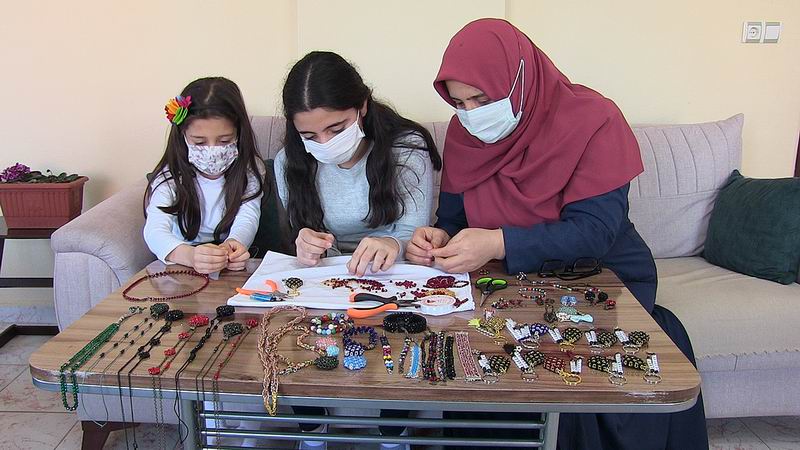 Afrika'ya 'can suyu' olmak için takı yapıp satıyor