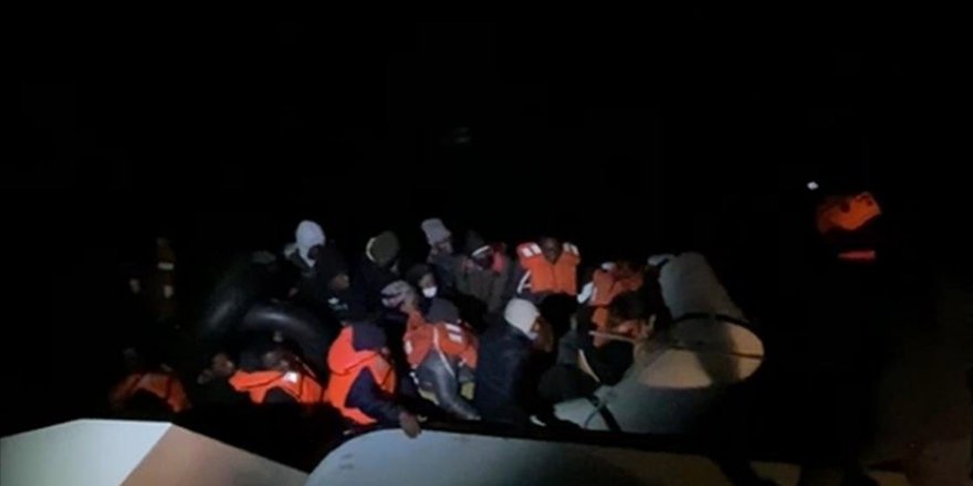 İzmir'de fırtınada sürüklenen 34 sığınmacı kurtarıldı