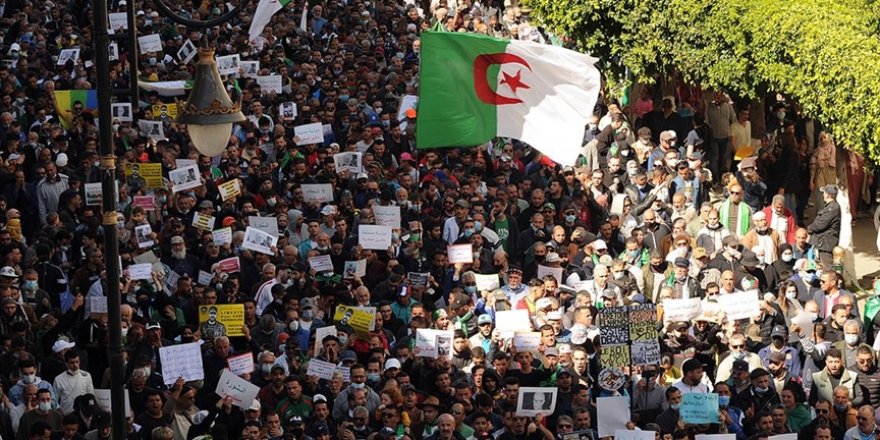 Cezayirliler 'köklü değişim' talebiyle bir kez daha meydanlarda