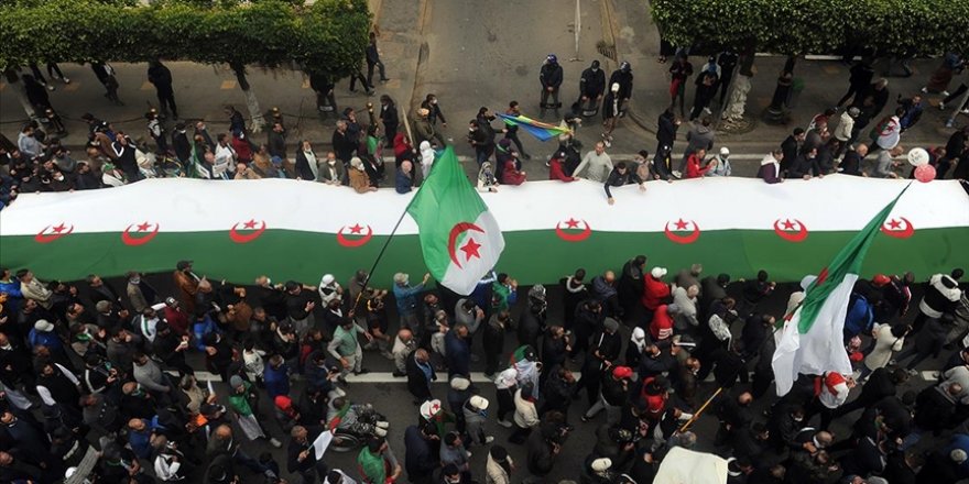Cezayir'de yeniden başlayan gösteriler 4 cumadır devam ediyor