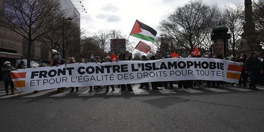 Fransa'da Müslümanları hedef alan yasa tasarısı protesto edildi