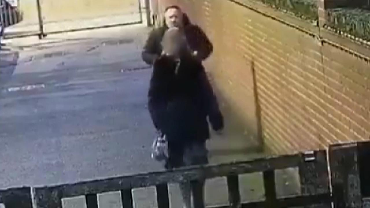 Londra’da kafasına yastık kılıfı geçirdiği hamile kadını darbetti