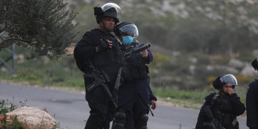 İşgal güçleri Batı Şeria'da 2'si Hamas yetkilisi 22 Filistinliyi gözaltına aldı