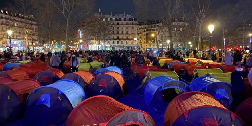 Sığınmacılar Paris'te kamp kurarak hükümete tepki gösterdi