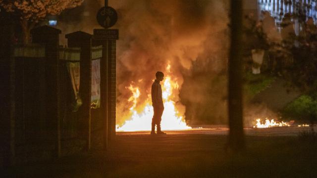 Kuzey İrlanda'da gösteriler devam ediyor: Otobüs ateşe verildi