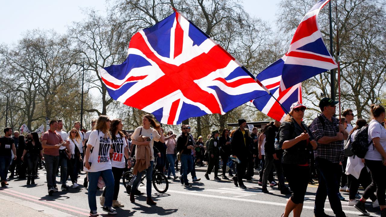 Londra'da binlerce kişi tedbirleri protesto etti
