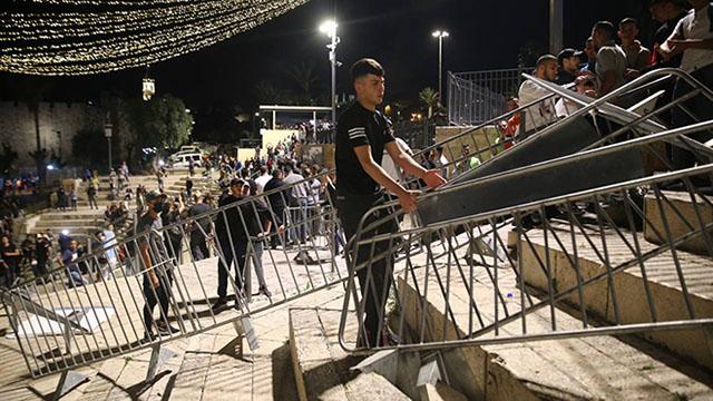 Filistinliler Şam Kapısı’ndaki İsrail barikatlarını kaldırdı