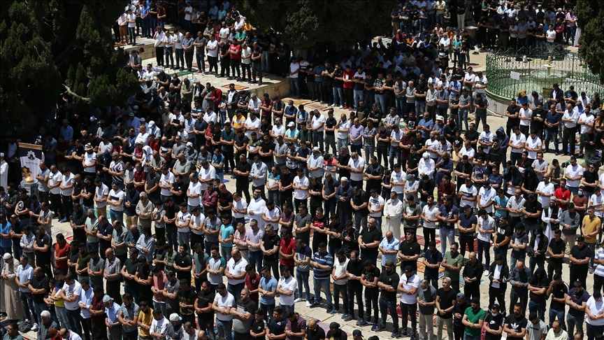 Mescid-i Aksa'da ramazan ayının üçüncü cumasına 60 bin kişi katıldı