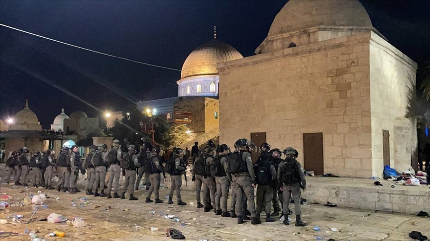 Siyonist İsrail polisi Mescid-i Aksa’ya girerek cemaate saldırdı