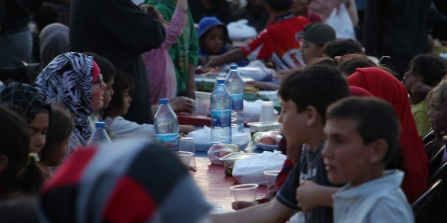 Hayırda Buluşanlar Topluluğu Suriye’deki yetimlere iftar verdi