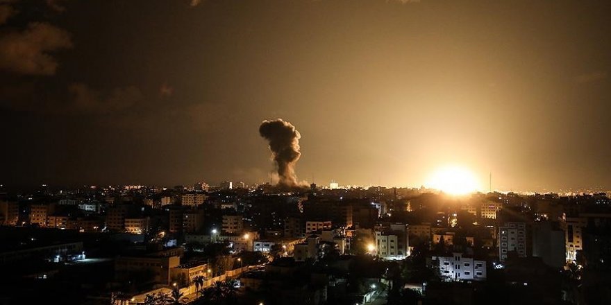 Siyonist İsrail topçuları Gazze'de Hamas mevzilerini bombaladı