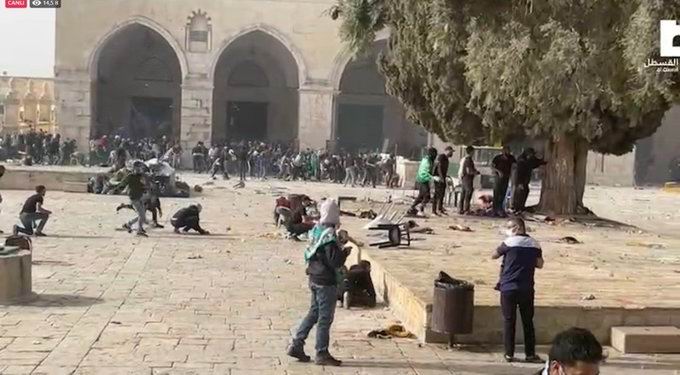 Siyonist İsrail, işgal altındaki Mescid-i Aksa’da nöbet tutan Filistinlilere saldırıyor