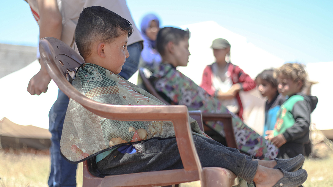 İdlib'de gönüllü berberler çadırlarda yaşayan çocuklara bayram tıraşı yaptı