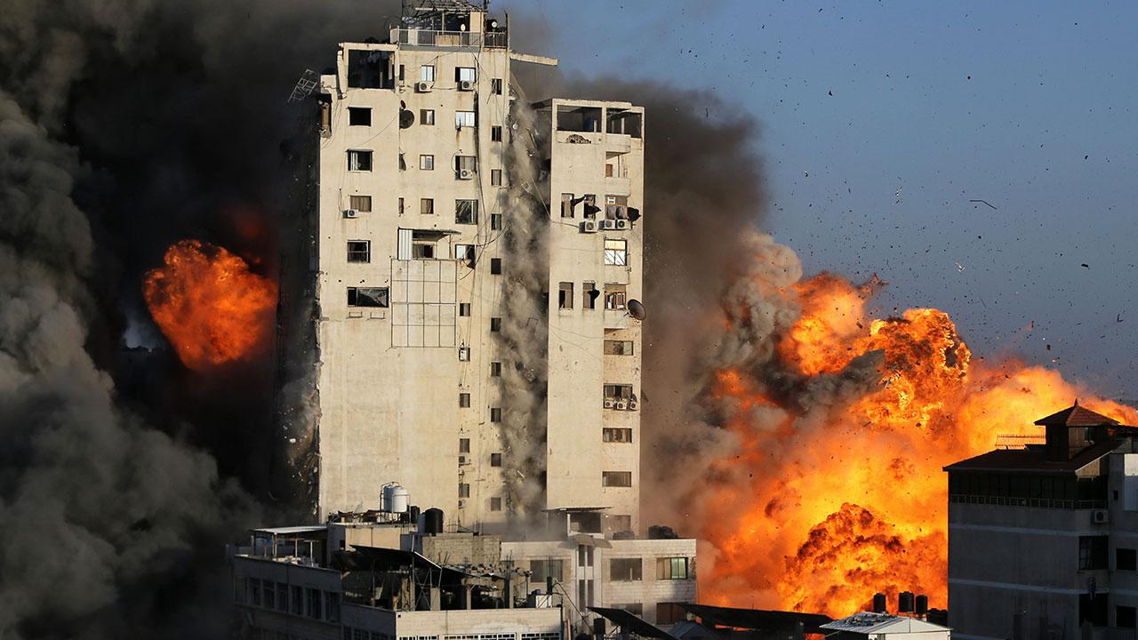 Siyonist İsrail, Gazze'de 14 katlı binayı vurdu