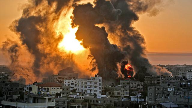 Gazze'ye hem havadan hem karadan saldırı