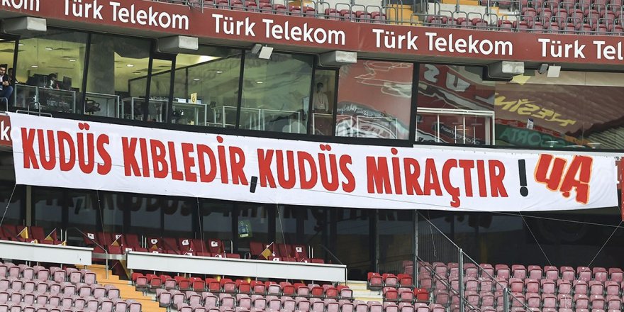 Galatasaray taraftar grubundan yeşil sahada Filistin’e destek