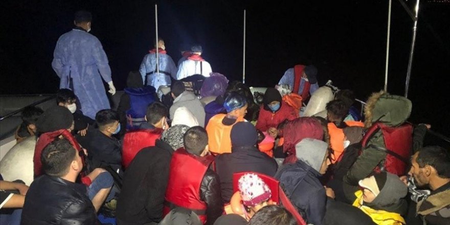 Yunanistan’ın geri itmesi sonucu denizde mahsur kalan 46 göçmen kurtarıldı