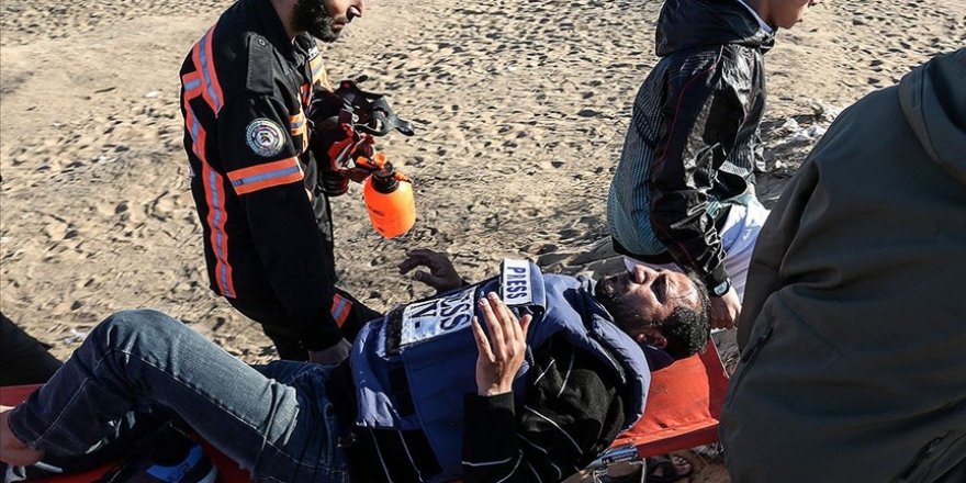 Filistinli gazeteciler Siyonistlerin kendilerini hedef alan saldırı ve ihlallerini protesto etti