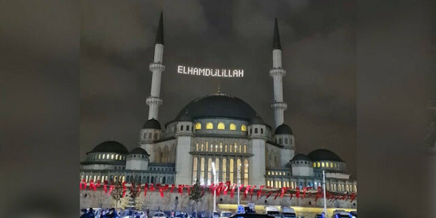 Taksim Camii’nin ilk mahyası: Elhamdülillah