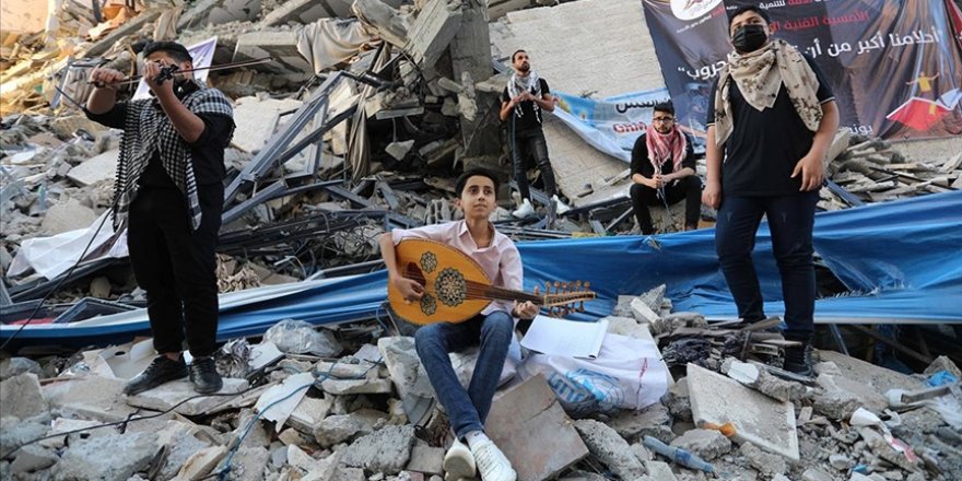 Gazze'de, Siyonist saldırılarda yıkılan Hanadi binasının enkazı üzerinde konser verildi