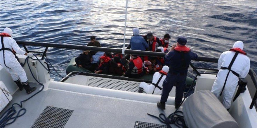 Yunan unsurlarının denizde ölüme terk ettiği 17 göçmen kurtarıldı