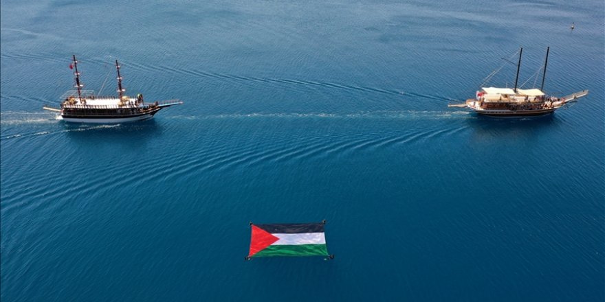 Antalya'da 'Özgür Mescid-i Aksa, Mavi Marmara' etkinliğinde teknelerle konvoy oluşturuldu