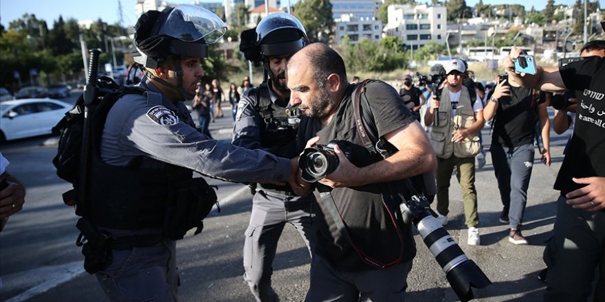 Siyonist İsrail gazetecileri hedef almaya devam ediyor