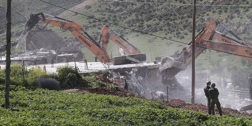 Siyonist güçler, Batı Şeria'da 25 Filistinlinin yaşadığı evleri yıktı