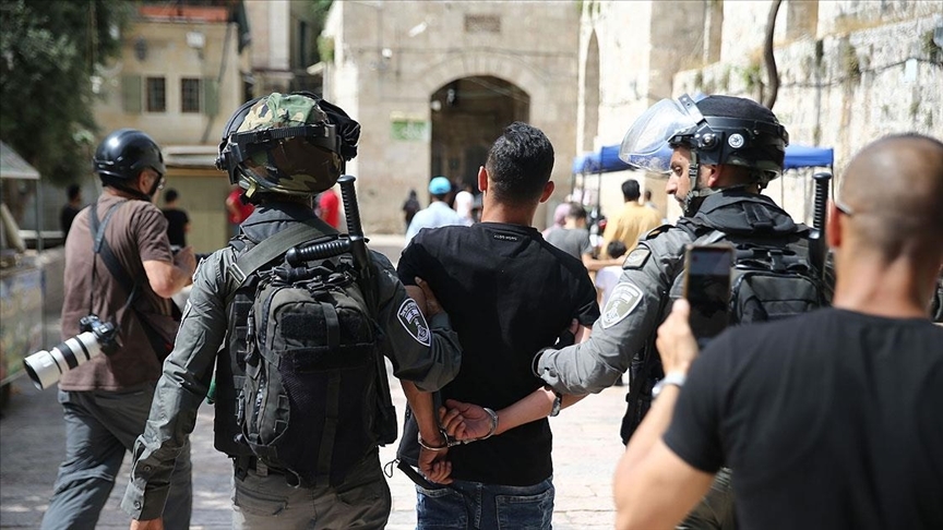 İşgal polisi Kudüs'te iki Filistinli genci darp ederek gözaltına aldı
