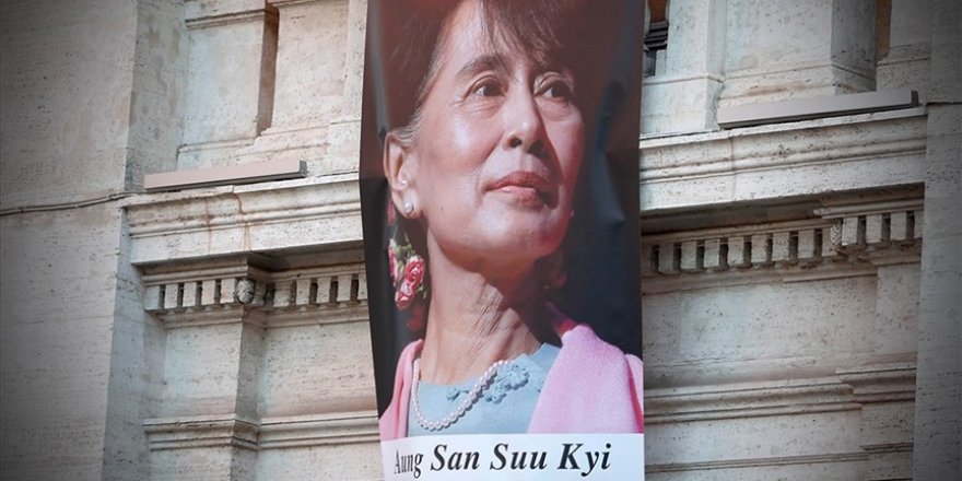 Myanmar'ın devrik lideri Suu Çii askeri mahkemede yargılanmaya başladı