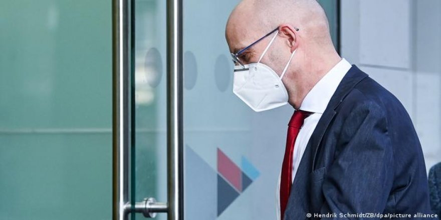 Almanya’da sırasını beklemeden aşı olan Belediye Başkanı görevden alındı