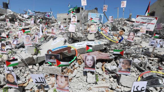 Siyonist İsrail saldırılarında ölen çocukların fotoğrafları enkazda sergilendi